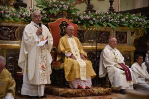 Il vescovo Giovanni saluta mons. Castellani, arcivescovo di Lucca; sulla destra, mons. Binini.