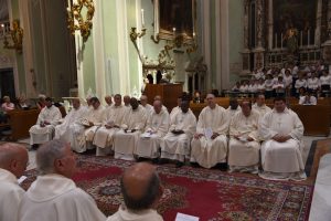 Un gruppo di sacerdoti della diocesi in Concattedragle a Pontremoli per la giornata di sabato 1 luglio