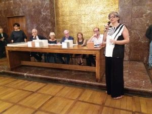 Il sindaco Lucia Baracchini ritira il premio