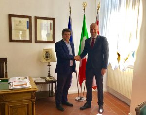 La stretta di mano tra il sindaco Paolo Grassi e Massimiliano Plicanti quando quest'ultimo assunse il ruolo di vicesindaco