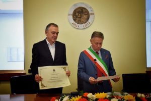 Il sindaco di Aulla Roberto Valettini legge le motivazioni della consegna della cittadinanza onoraria al presidente Enrico Rossi