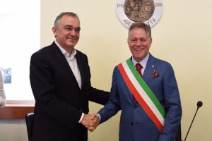 La stretta di mano tra il presidente Rossi e il sindaco Valettini