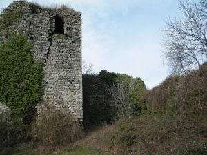 I ruderi della torre del castello di Grondola