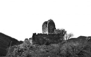 Il castello di Grondola in una foto degli anni Cinquanta del Novecento
