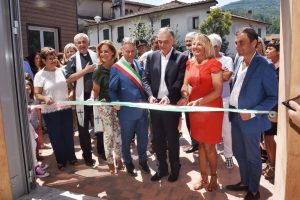 Il taglio del nastro alla scuola di Aulla