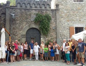 Un gruppo in visita al castello Malaspina di Filattiera