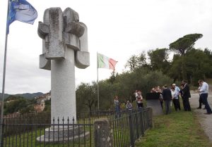 Visita al munumento di Cascella (foto Massimo Pasquali)
