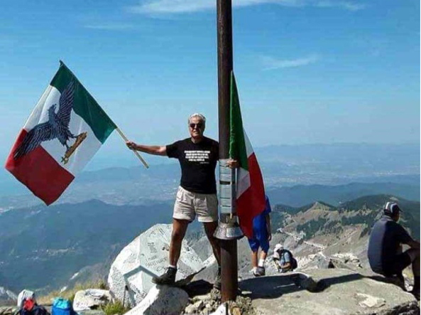 Spunta la bandiera di Salò sul monte Sagro, un’offesa ai morti di Vinca