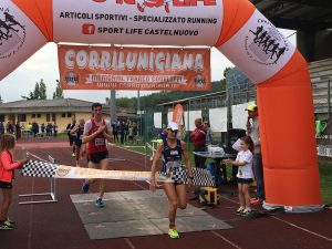 Il momento del taglio del traguardo di Luciana Bertuccelli