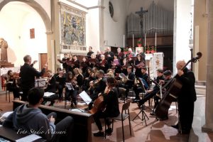 Un momento del concerto nella chiesa di San Francesco in Villafranca (Foto Massari)