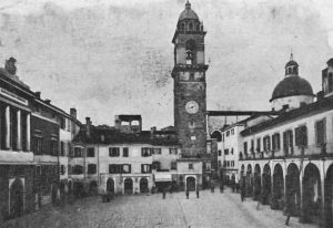 Un immagine del centro storico di Pontremoli nei primi anni del '900