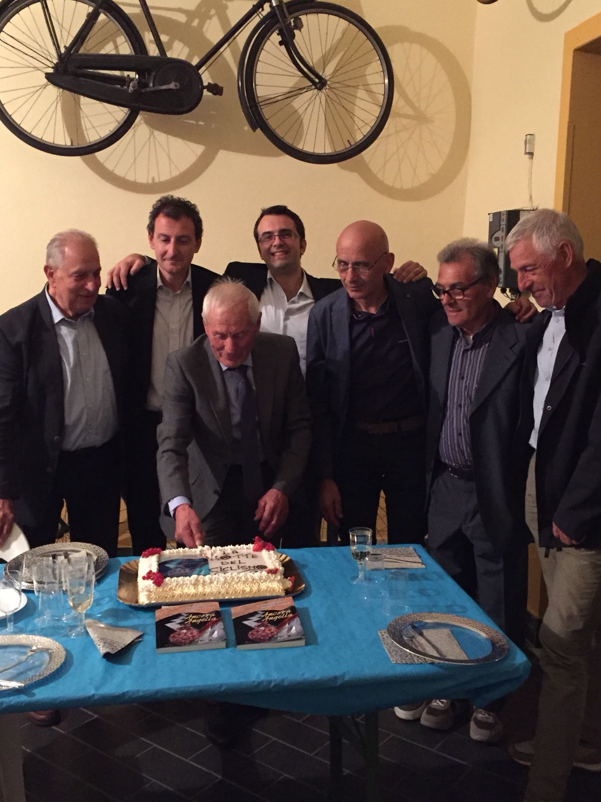 Severino Angella festeggiato in mezzo a tanti campioni