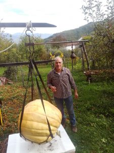 Marco Fantoni con la sua zucca da record