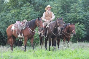 Gigi, proprietario della fattoria "La Virgola", in versione cowboy
