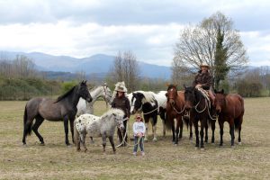 La famiglia che gestisce la fattoria "La virgola" Cavezzana