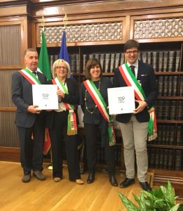I sindaci di Filattiera, Annalisa Folloni e di Fosdinovo, Camilla Bianchi, ritirano il Premio accompagnati da un rappresentante della giunta.