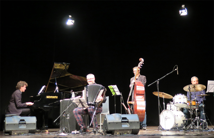 Sulle ali del jazz con l’armonica di Max De Aloe Sulle ali del jazz con l’armonica di Max De Aloe