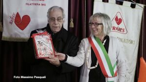 La sindaca di Filattiera, Annalisa Folloni, con il vescovo Giovanni Santucci. (Foto Massimo Pasquali)