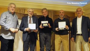 Il presidente Della Zoppa consegna la targa per le 75 donazioni a (da sinistra) Agnelo Ferdani, Angelo Sinonimi e Claudio Baldini. Con loro Roberto Del Vecchio. (Foto Massimo Pasquali)