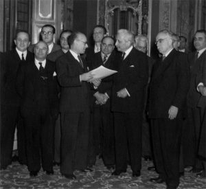Il Presidente dell’Assemblea Costituente, Terracini, consegna la Costituzione al Presidente della Repubblica De Nicola. Il secondo da sinistra è Aladino Bibolotti di Massa