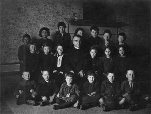 Don Emilio tra alcuni dei cresimandi della Pieve di Saliceto nel 1926