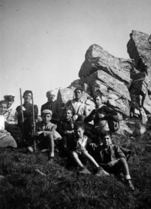 Don Emilio Cavalieri durante una sosta alla Borra del Sale lungo il sentiero per il Lago Santo in una gita con i ragazzi della parrocchia nel 1946