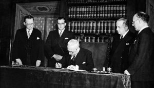 Il Presidente della Repubblica Enrico De Nicola firma la Costituzione: è il 27 dicembre 1947
