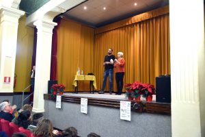 Sul palco lo scrittore Giacomo Pinelli con la professoressa Raffaella Marioni