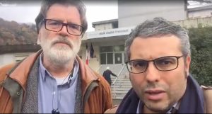 I due consiglieri regionali 5 stelle di fronte all'ospedale di Pontremoli. A sinistra Andrea Quartini a destra Giacomo Giannarelli