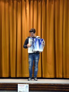 il fisarmonicista Giacomo Serpagli dell'istituto "Belmesseri"