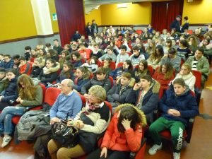 La platea dei ragazzi con in prima fila il sindaco Lucia Baracchini