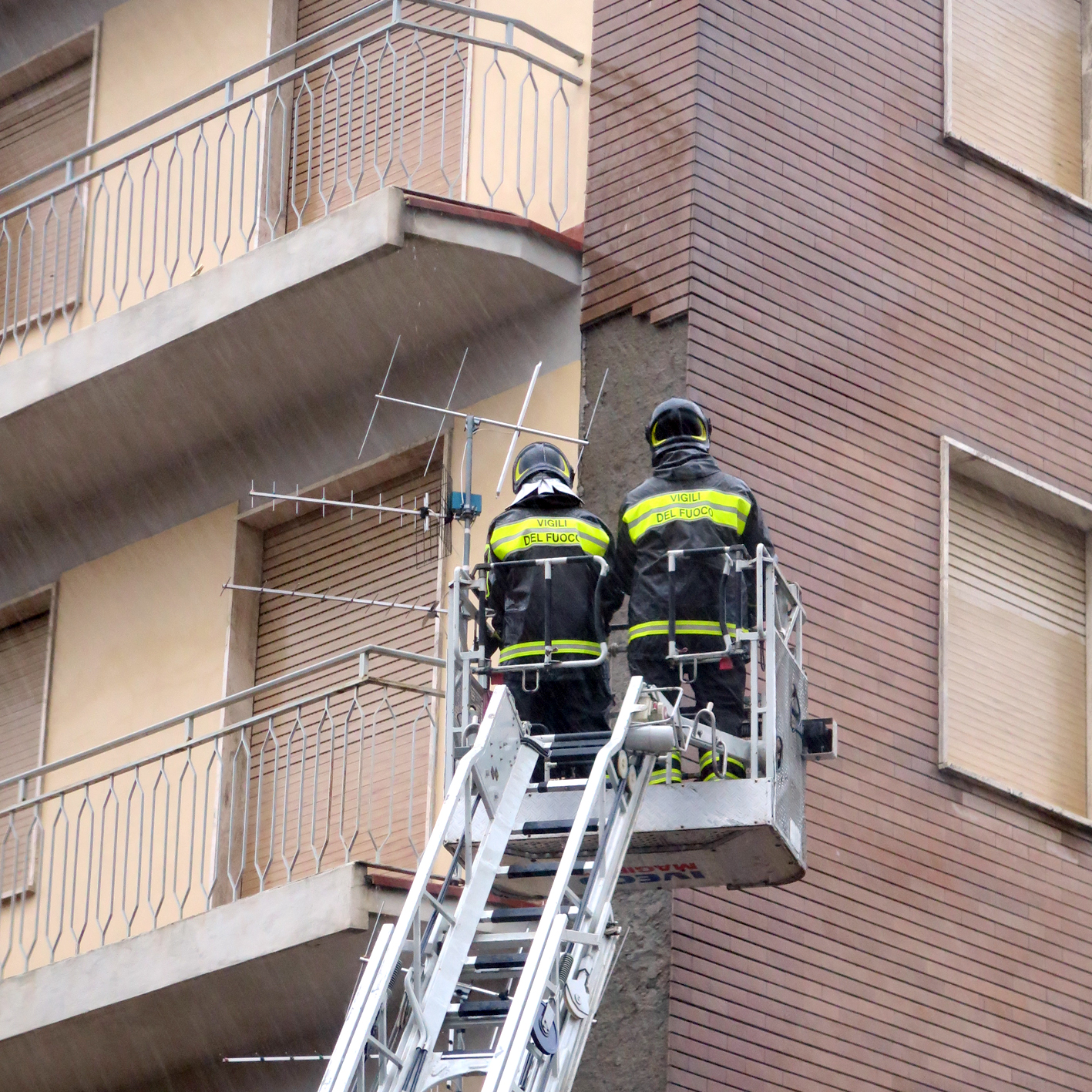 Per il maltempo cadute mattonelle dalla facciata di un palazzo a Pontremoli Per il maltempo cadute mattonelle dalla facciata di un palazzo a Pontremoli