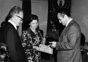 Fivizzano, 12 giugno 1972: Antonio Moratti, sindaco, consegna la medaglia d’oro con pergamena alla maestra Adelina Tonelli
