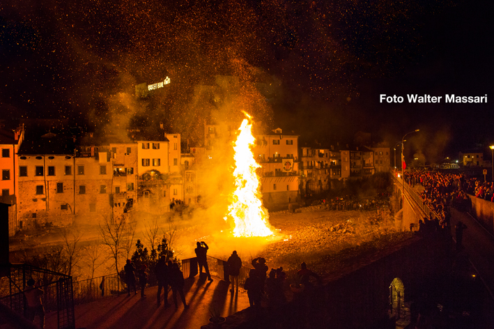 Pontremoli: i fuochisti di San Nicolò più forti anche del vento Pontremoli: i fuochisti di San Nicolò più forti anche del vento