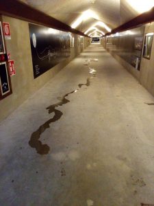 La galleria dell'ascensore del castello con una scia di acqua nel centro