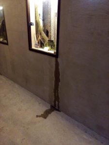 Una infiltrazione di acqua da una teca laterale della galleria che conduce all'ascensore