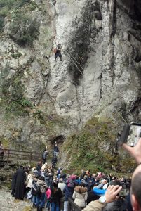 L'arrivo della Befana ad Equi Terme. La vecchietta si è calata da una fune di circa 30 metri di lunghezza