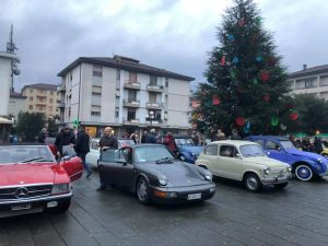 Piazza Italia a Pontremoli con le auto storiche messe a disposizione dal club Ballestrero di Lucca