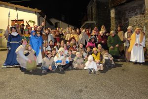Foto di gruppo di tutti i partecipanti alla realizzazione della festa della Befana a Vico