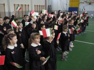 Gli alunni con le bandierine durante l'inaugurazione palestra ristrutturata Filattiera (foto Massimo Pasquali)
