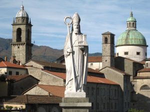Una suggestiva immagine della statua di San Geminiano sul ponte dei Quattro Santi