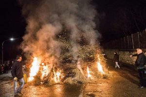 La fase di accensione del falò alla Porta di Filattiera (foto Amerigo Martelli)