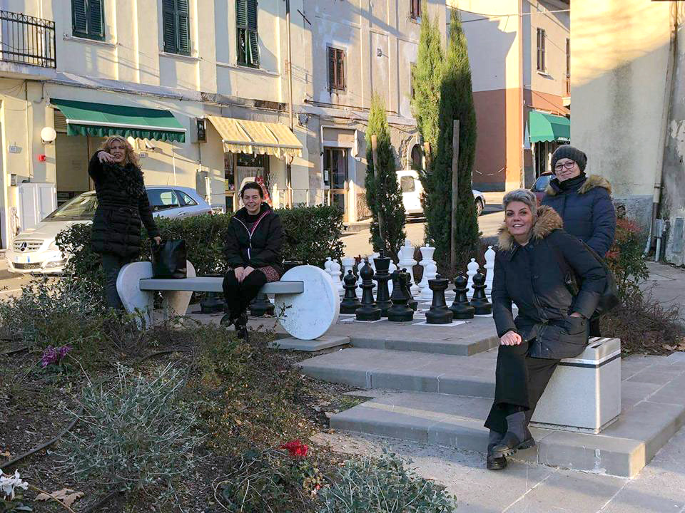 Fivizzano: “ Adotta un’aiuola” e così rifiorisce il centro storico Fivizzano: “ Adotta un’aiuola” e così rifiorisce il centro storico