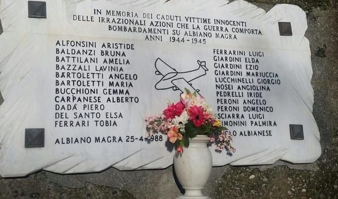 Tre giovani albianesi hanno pulito il monumento dedicato ai caduti dei bombardamenti e il Comune ringrazia