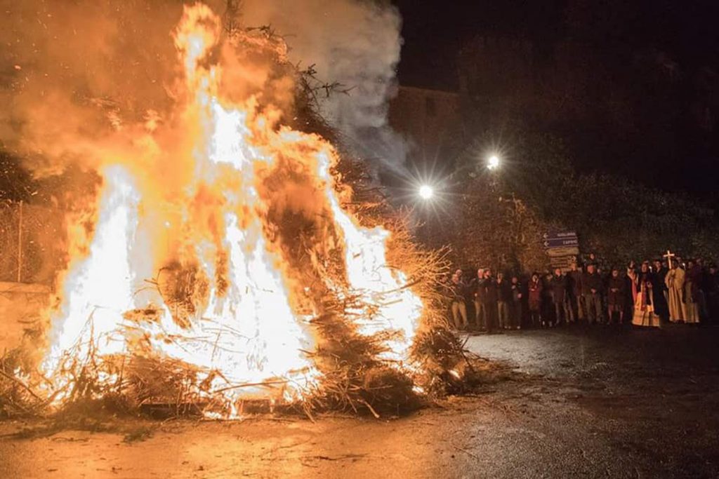 La benedizione del falò di Filattiera da parte del parroco mons. Antonio Costantino Pietrocola (foto Amerigo Martelli)