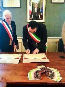 La firma del sindaco Claudio Novoa che sigla il gemellaggio. A sinistra il sindaco di Puylaurens Anne Laperrouze.