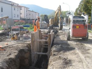 Foto d'archivio di un lavori di Gaia alle tubature di un acquedotto pubblico