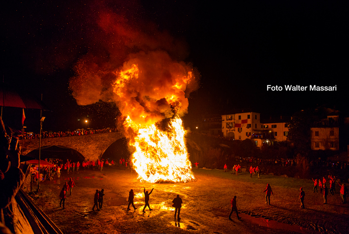 Il falò di San Geminiano ha raggiunto vertici inusitati