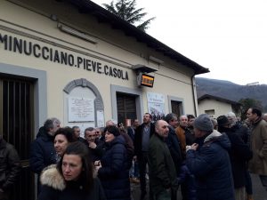 Le persone in attesa alla stazione di Minucciano