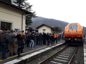 L'arrivo della nuova locomotiva alla stazione di Minucciano